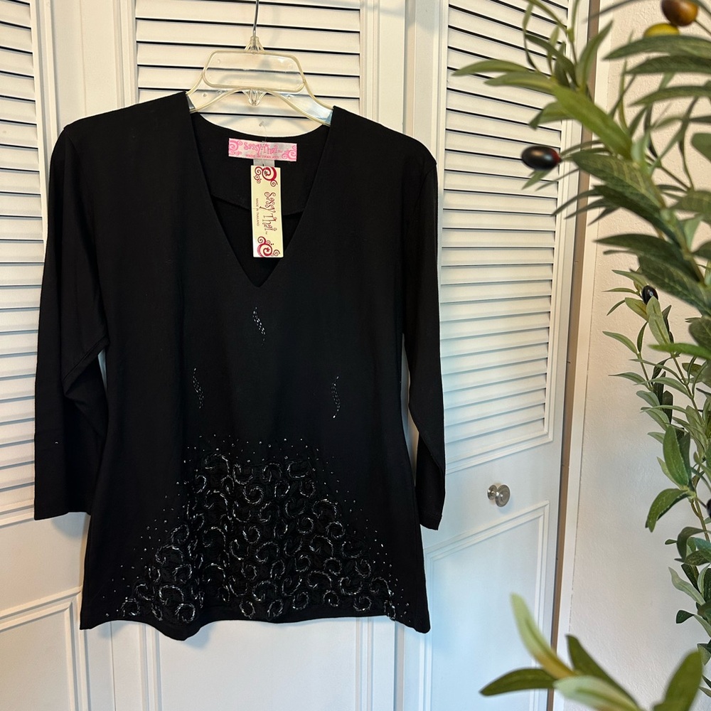 Chic Black Embroidered Tunic